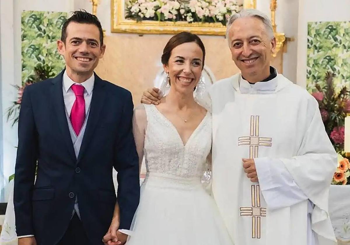 El cura en el día de la boda de una pareja.