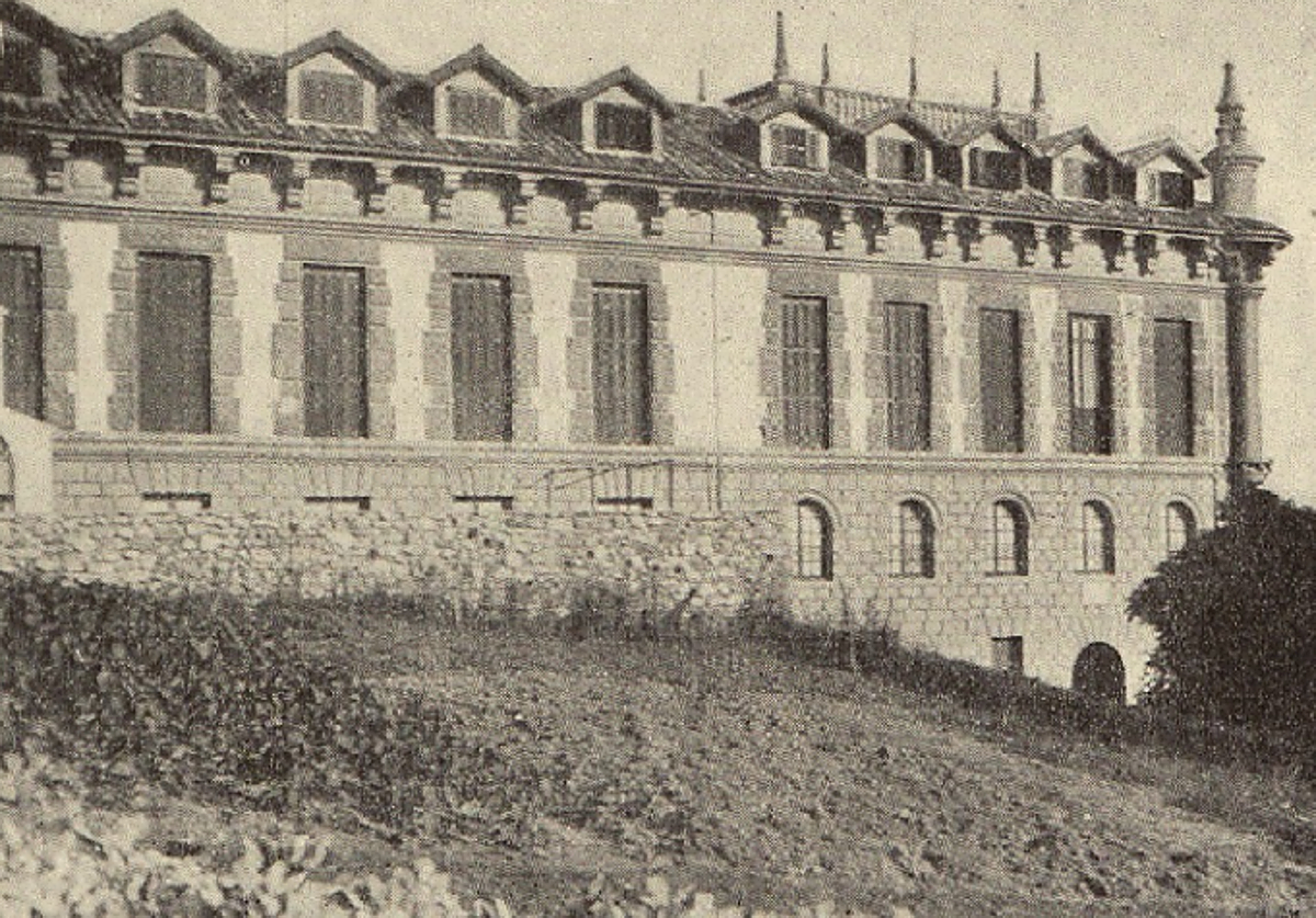 Imagen principal - Una de las fachadas del edificio, la sala de reuniones y el vestíbulo.