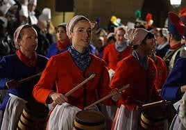 Hoy se cumplen 25 años de la primera Izada con invitados de otras compañías sin distinción de sexo. Esta noche, en el tablado habrá 55 mujeres que acompañena Gaztelubide.