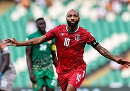 Emilio Nsue celebra uno de sus tres goles ante Guinea-Bisáu.