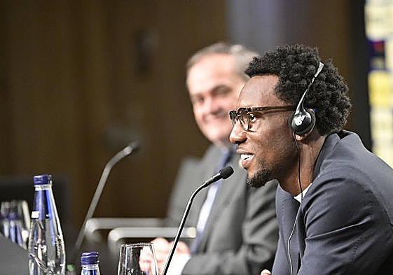 Sheraldo Becker junto a Jokin Aperribay durante su presentación como nuevo jugador de la Real Sociedad.