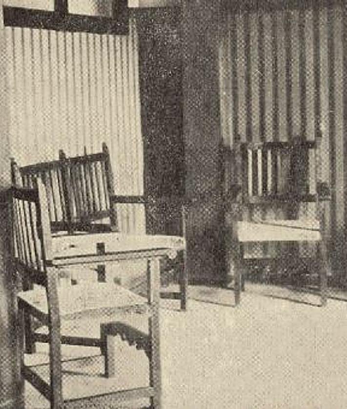 Imagen secundaria 2 - Una de las fachadas del edificio, la sala de reuniones y el vestíbulo.