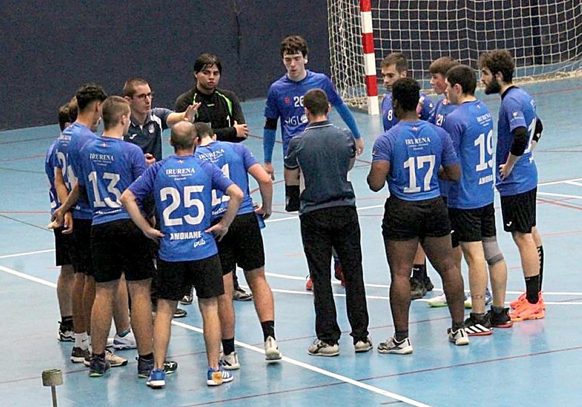 El primer equipo sigue en la tercera plaza de la clasificación.