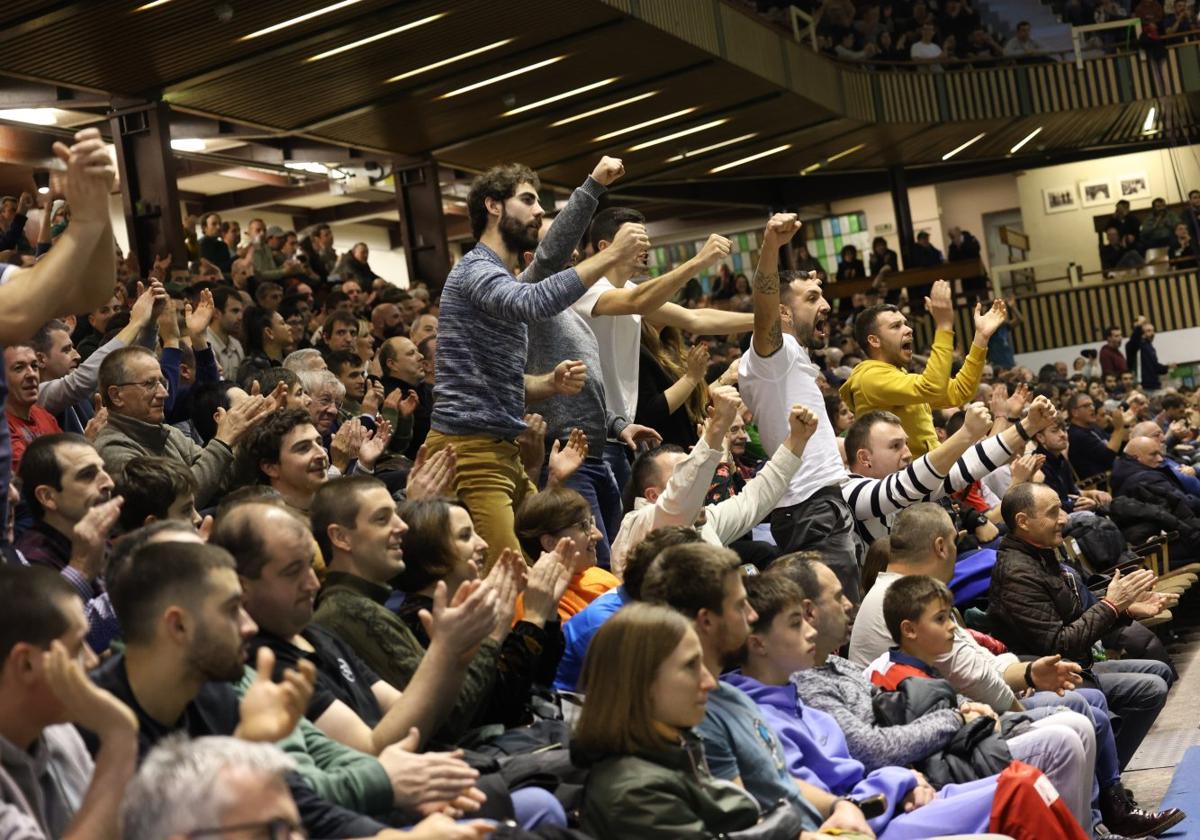 Varios pelotazales celebran un tanto el día de Reyes en el Astelena de Eibar.