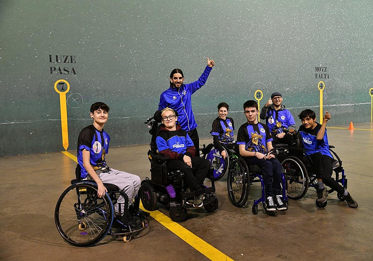 Javier Camacho, con el grupo de deportistas discapacitados a los que entrena semanalmente en el polideportivo de Lasarte-Oria.