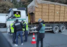 Agentes de la Guardia Civil y la Gendarmería francesa inspeccionan un camión durante los controles realizados en la muga de Irun.