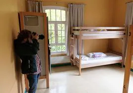 Un fotógrafo saca una instantánea en una de las habitaciones del albergue de La Sirena.