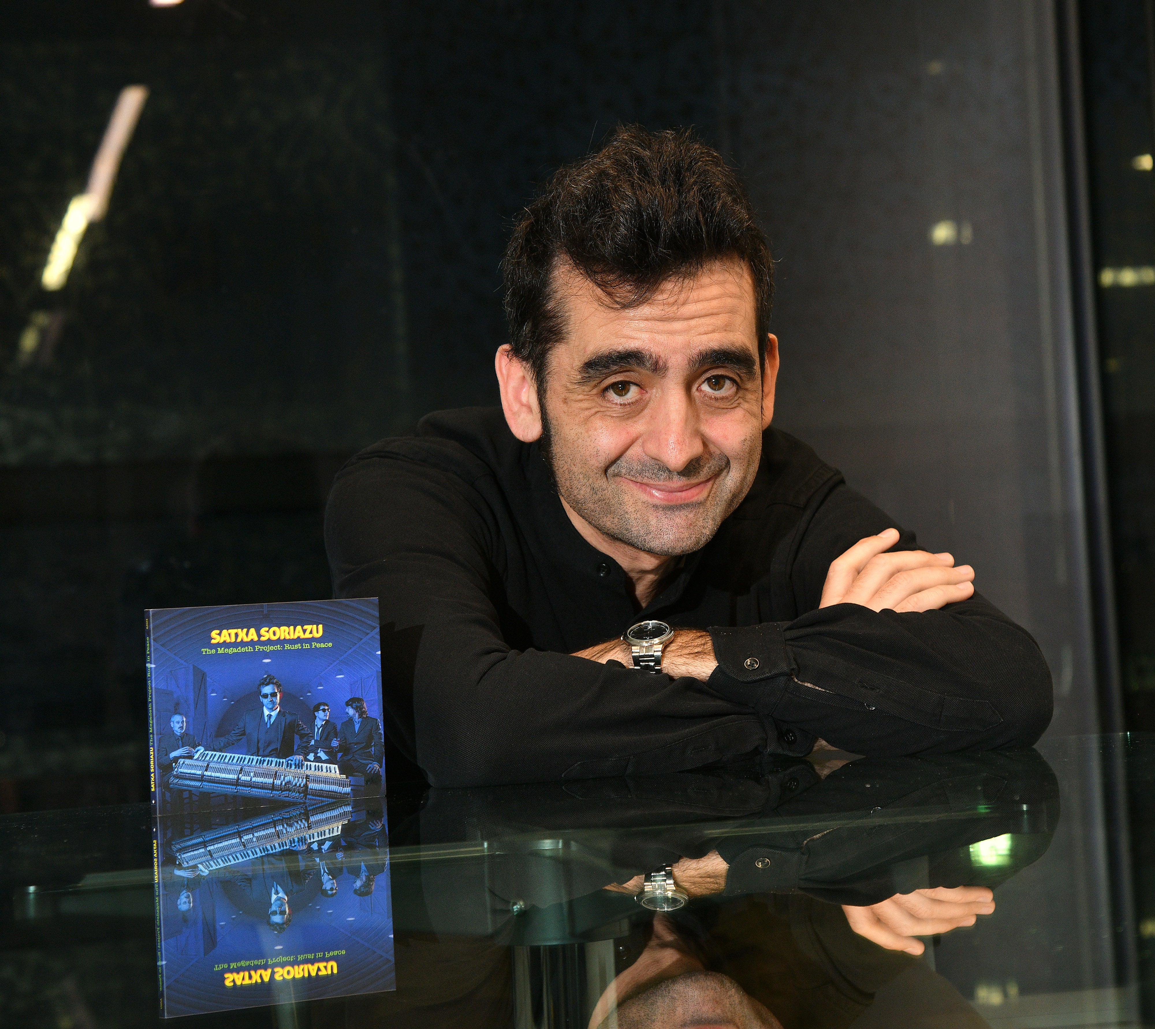 El pianista Satxa Soriazu posa con el CD tras visitar la redacción del DV.