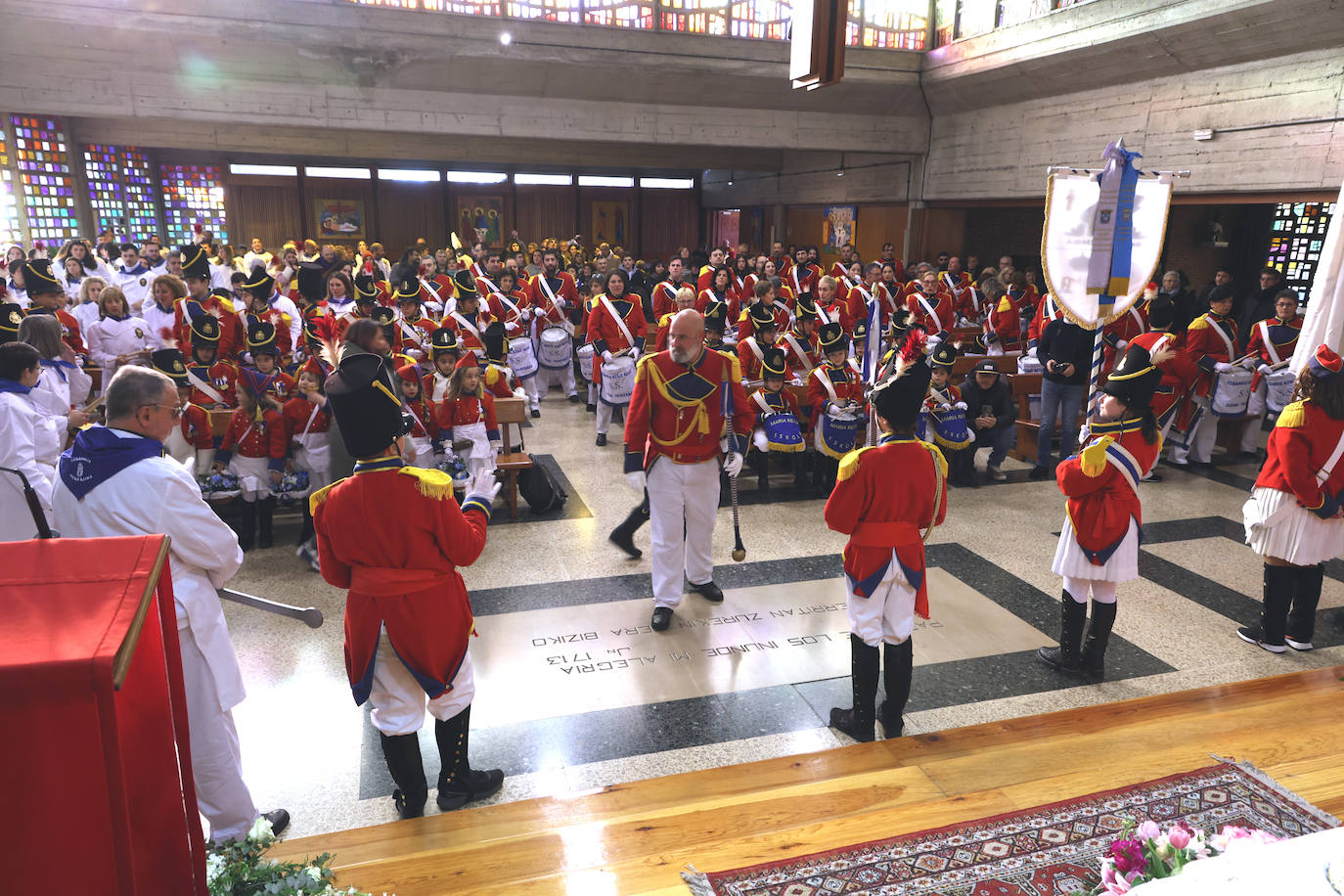 La compañía Parroquia María Reina-Egiako Tolosarrak alegra las calles