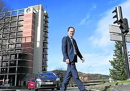 El diputado Jokin Perona camina frente a la sede de Hacienda, en Errotaburu.