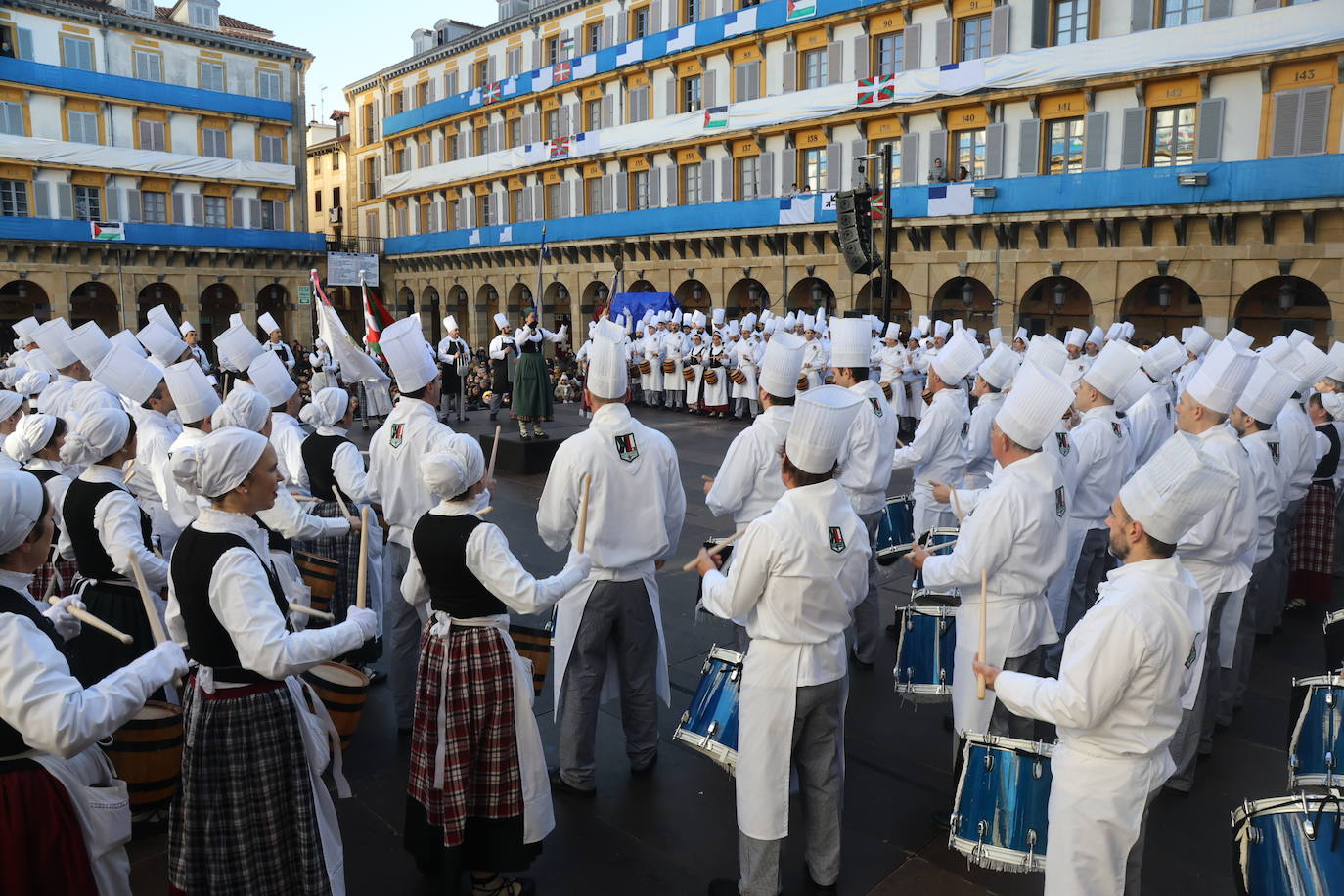 Kale Lagunak recorre las calles de la Parte Vieja