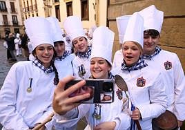 La energía de Gaztelubide Gazte invade la Parte Vieja