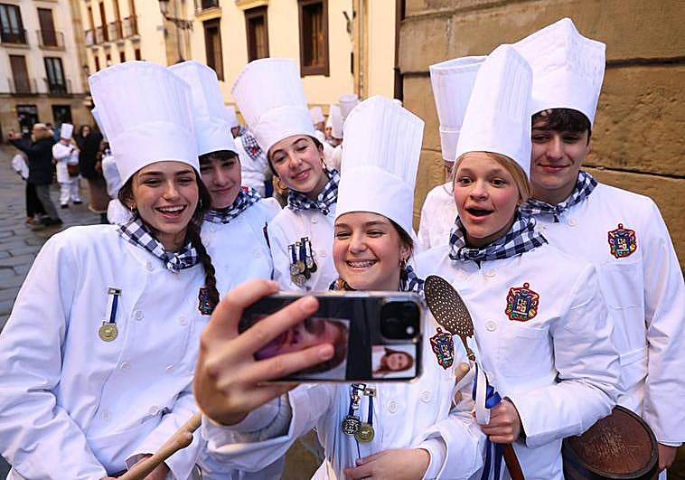 La energía de Gaztelubide Gazte invade la Parte Vieja