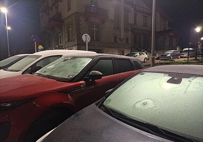 Coches helados de madrugada en Irun.