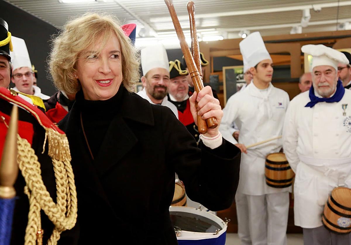 La viuda de Gregorio Ordoñez, Ane Iríbar, agradece con los palillos en alto el homenaje en Aiete.