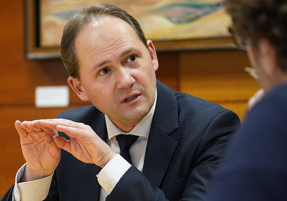 Jokin Perona charla junto al periodista del DV Julio Díaz de Alda