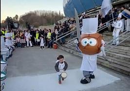 La mascota de la Real Sociedad, Txurdin, dirigiendo la tamborrada de Amara Berri.