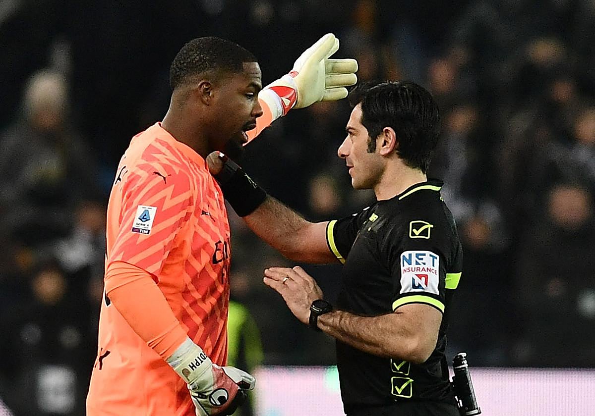 El portero del Milan, Mike Maignan, explica al árbitro del partido los insultos que estaba recibiendo desde la grada en Udine.