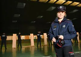 Ana Sánchez, en la sala de práctica de tiro, en las instalaciones de la Ertzaintza en Iurreta.