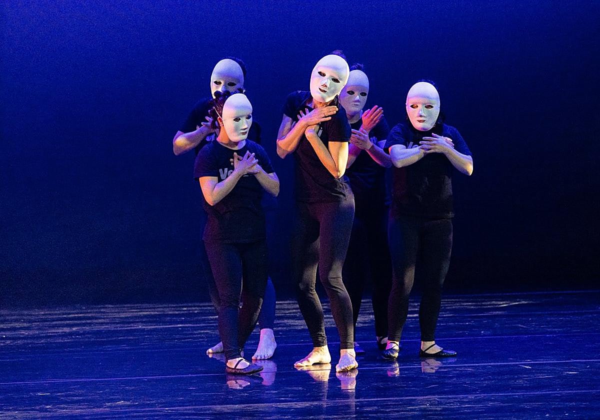 Los bailarines representaron 'Gure aztarna, gure oihua'.