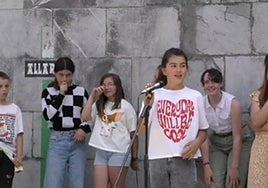 Gaztetxoentzat antolatzen diren jaialdi batean neska bat kantuan.