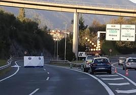Punto exacto del accidente donde una motorista perdió tras colisionar con un coche en Errenteria el pasado mes de octubre.