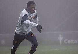 Sheraldo Becker se ejercita ayer en la sesión preparatoria de Vigo.