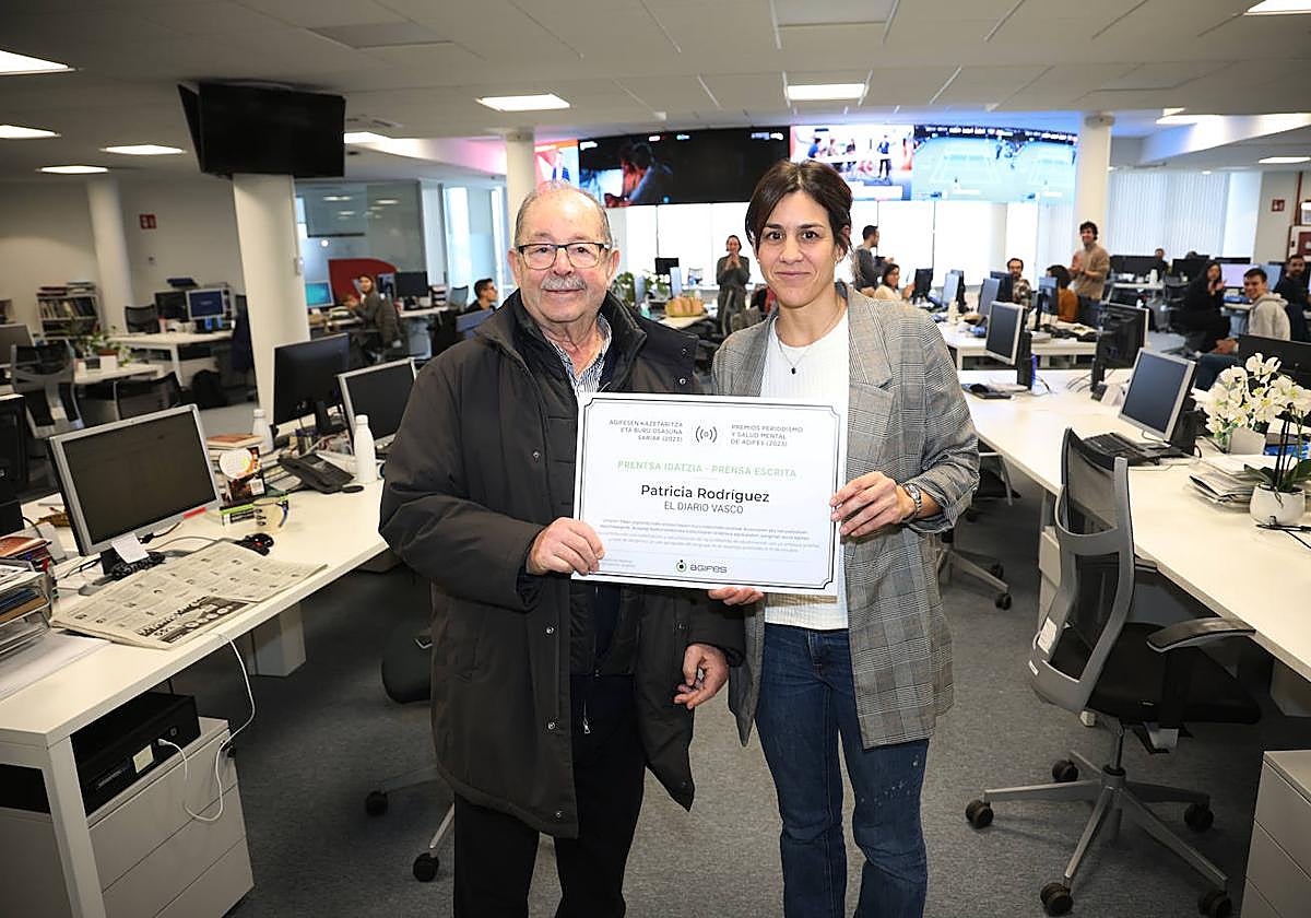 Vicente Areta, presidente de Agifes, entrega el premio a Patricia Rodríguez en la redacción de DV.