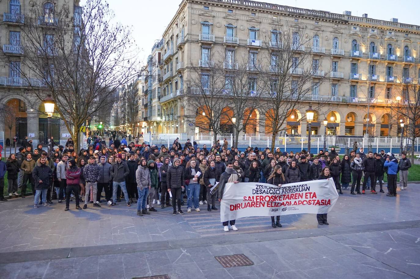 Protesta de Gazte Asanblada de Zestoa en la iglesia