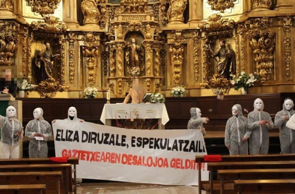 Protesta de Gazte Asanblada de Zestoa en la iglesia