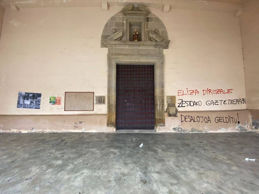 Protesta de Gazte Asanblada de Zestoa en la iglesia