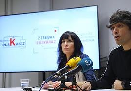 Agurtzane Gaubeka Hizkuntz Eskubideen Behatokiko zuzendaria eta Alex Aginagalde Pantailak Euskaraz ekimeneko bozeramailea.