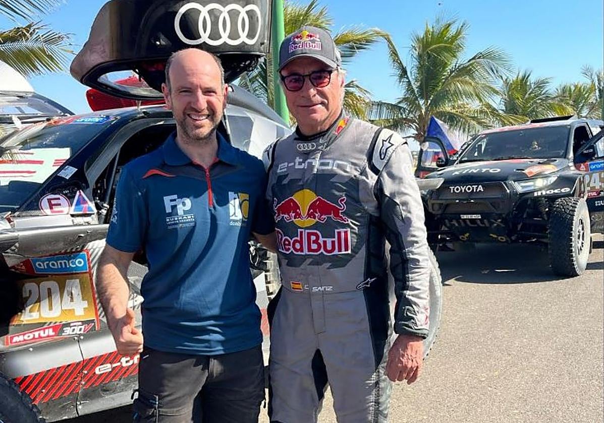 Egoitz Odriozola posa con Carlos Sainz antes del inicio de una de las etapas del Dakar.