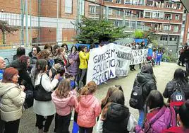 Miembros del AMPA del colegio Berrio-Otxoa, de Bilbao, se concentraron ayer frente al centro.