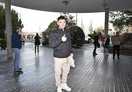 Javi Galán levanta el pulgar tras pasar la revisión médica en la Policlínica.