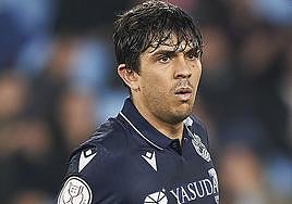 Jon Mikel Aramburu durante el duelo copero ante el Celta. Aramburu con Turrientes en la prueba que hizo en Francia.