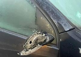 Uno de los turismos con el retrovisor destrozado.