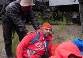 Iagoba, en el suelo tras el asalto al tren en El Conquistador.