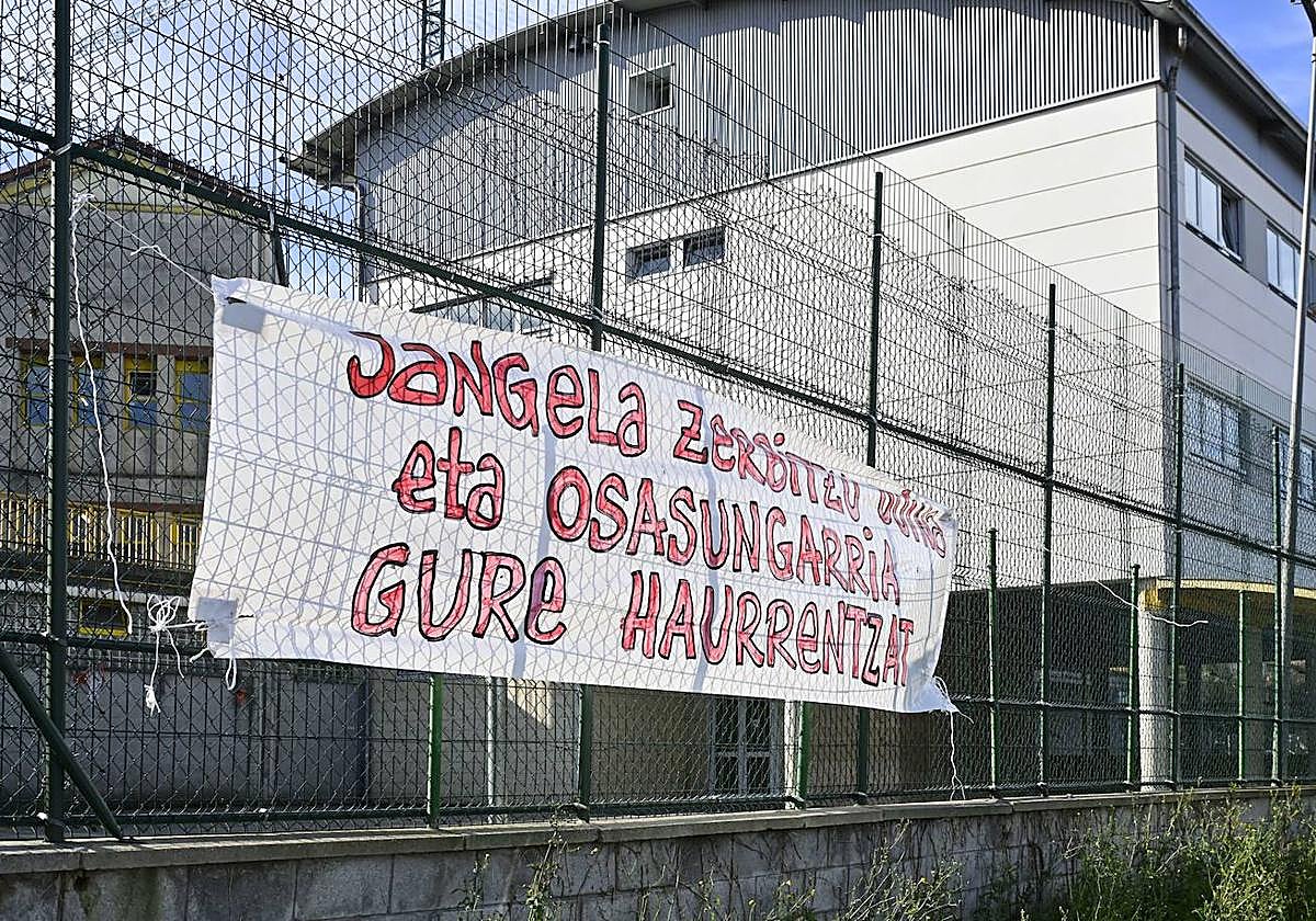 Cartel de protesta colocado en la ikastola Langile de Hernani en protesta por los menús en mal estado de Serunion en sus jangelas.