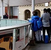 Save the Children estudia en Irun la trata de personas en la migración