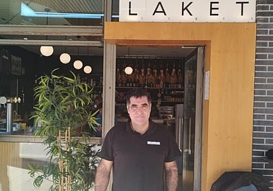 El dueño del bar Laket, Kike Pérez, delante de su establecimiento.