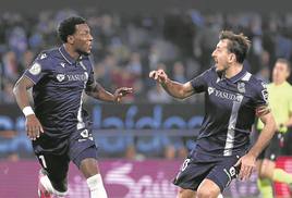 Sheraldo Becker celebra junto a Mikel Oyarzabal su primer gol como txuri-urdin el martes en Balaídos ante el Celta.