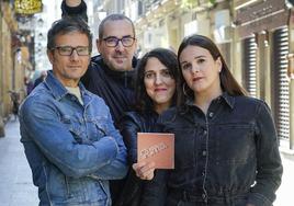 Juantxo Zeberio, Beñat Barandiaran, Itsaso Etxebeste y Elene Arandia posan con su nuevo disco.