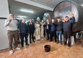 Autoridades, sidreros y homenajeados brindando con el primer vaso.