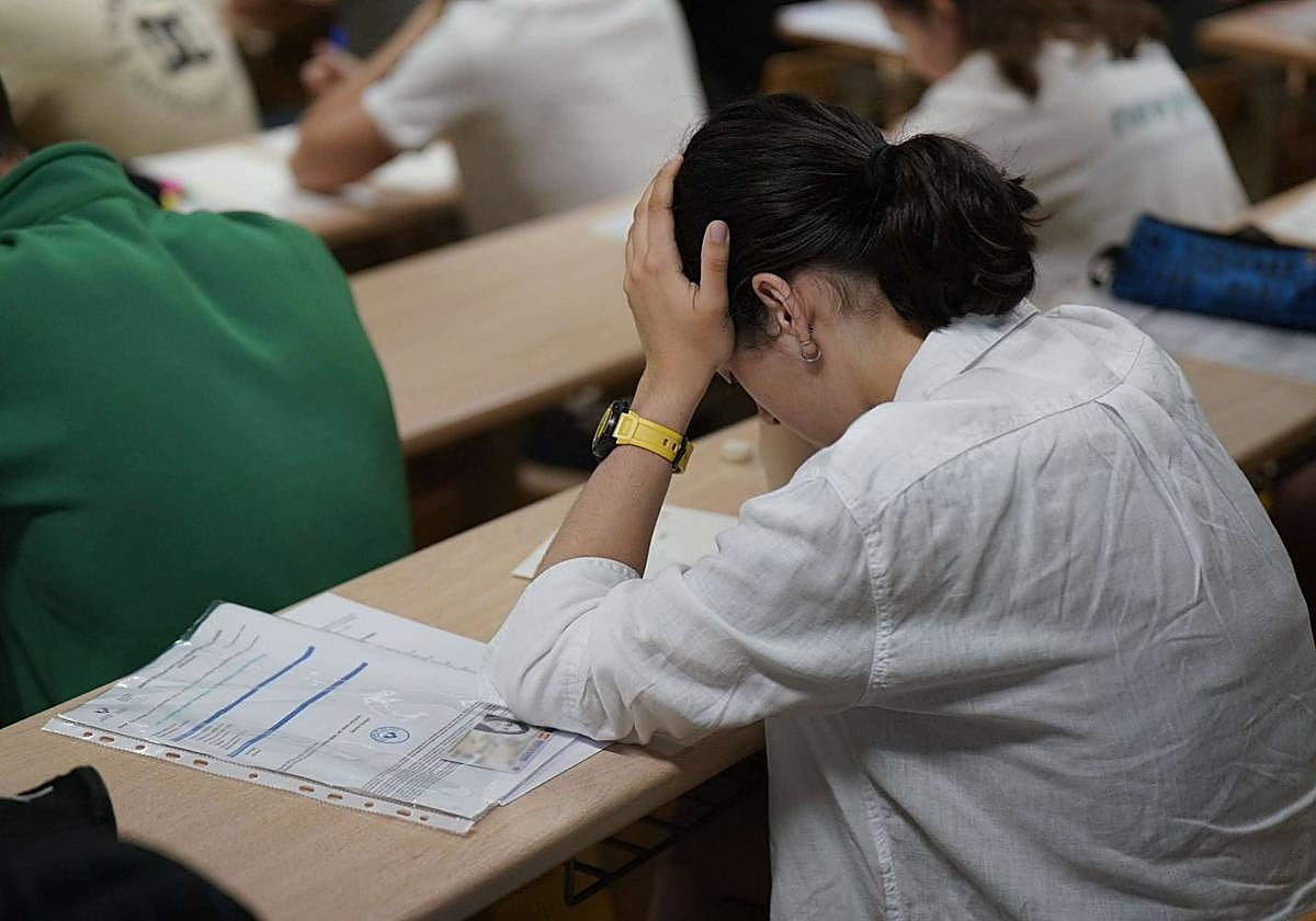 Una estudiante realiza la prueba de Selectividad en Donostia.