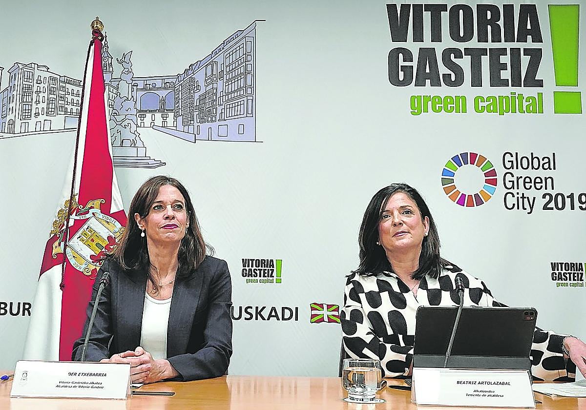 La alcaldesa de Vitoria, Maider Etxebarria, y la portavoz del PNV en el ayuntamiento, Beatriz Artolazabal, presentaron el acuerdo.