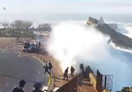 La ola que lanzó al suelo a varias personas en Biarritz.
