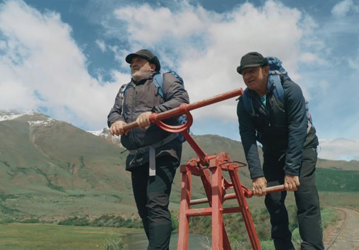 Juanito Oiarzabal y José Luis Korta, en una vagoneta camino de la Patagonia.