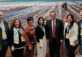 Representantes institucionales posan delante del stand del Geoparque de la Costa Vasca, en Fitur.