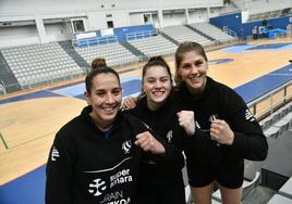 Maddi Aalla, Lydia Blanco y Elke Karsten posan para este periódico antes del entrenamiento de ayer.